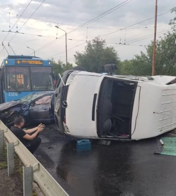 У Дніпрі внаслідок потрійної ДТП за участю тролейбусу постраждало 4 особи