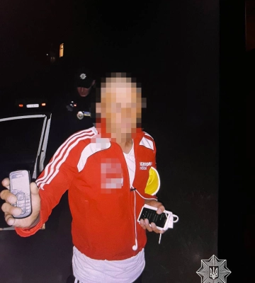 Харьковчанин нагло украл телефон у мужчины: его поймали патрульные