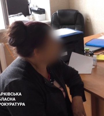 У Харківській області жінка, яка намагалась «відкупити» сина, сама стала підозрюваною