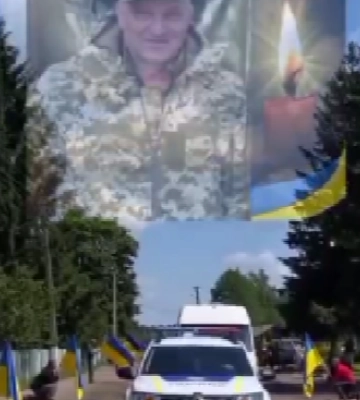 Декілька місяців тому пішов на війну: на Волині навколішки і з встеленою дорогою квітами зустріли Героя Віталія Хартонюка