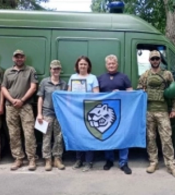 Рожищенські волонтери доставили захисникам автівку для медиків
