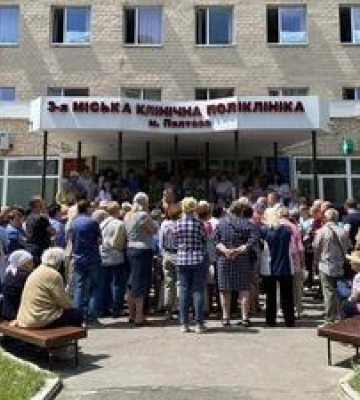 У Полтаві 3-тю поліклініку приєднують до 3-ї лікарні: люди зібралися на протест