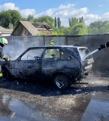У Дніпрі на ходу спалахнув автомобіль (ВІДЕО)
