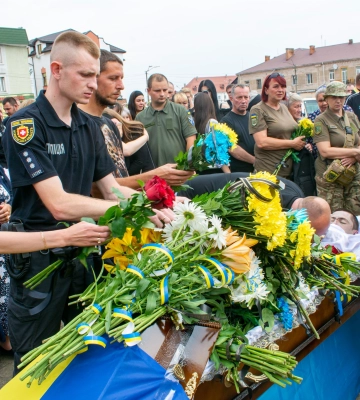 Зі сльозами та на колінах - Дубно попрощалося із Леонідом Михайловим, який загинув на Донеччині (ФОТО)