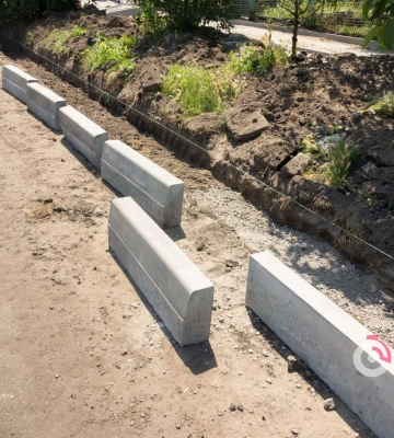 У Дніпрі на вулиці Полковника Горленко відновлюють тротуарне покриття