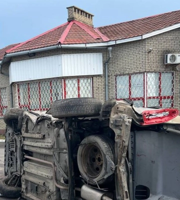 На Полтавщині автівка «влетіла» в відбійник і перекинулася на бік: неповнолітній пасажир загинув на місці