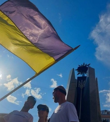 Прапор з Бахмута – на саміт: в пункті пропуску на Волині марафонці передали стяг спортсменам з Литви
