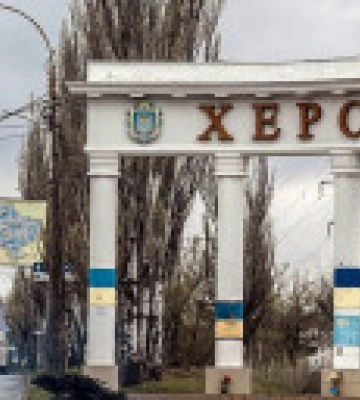 Враг нанес удар по жилому кварталу Херсона: есть раненый