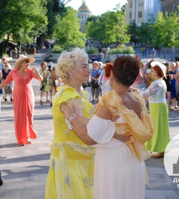 Класична музика, вишукані сукні: учасники «Університету третього віку» долучилися до літнього балу