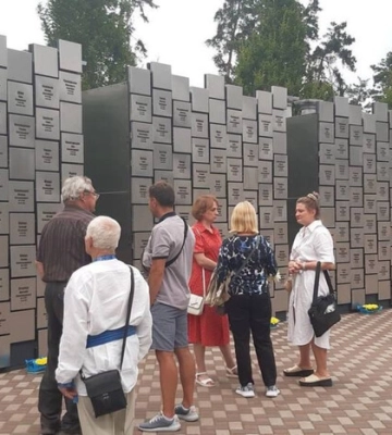 У Бучанському парку на Київщині відкрили меморіал жертвам російської окупації