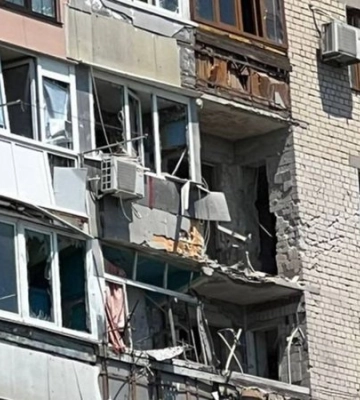 Війська РФ вдарили по Херсону: є влучання в багатоповерхівку та аптеку, постраждали четверо людей