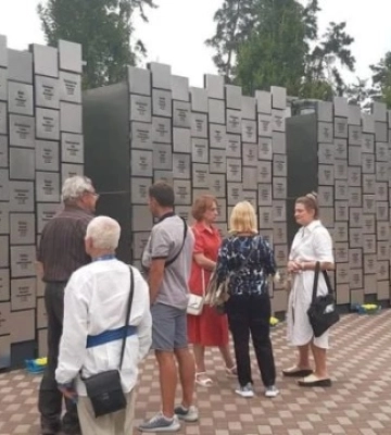 У Бучі створили інсталяцію в пам’ять про загиблих мешканців