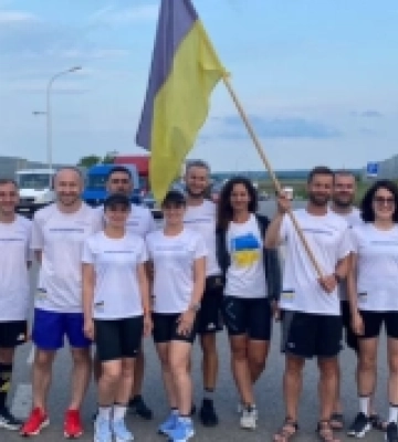 Бігуни доставлять прапор з Бахмута на саміт НАТО у Вільнюсі: передали в Устилузі литовським спортсменам