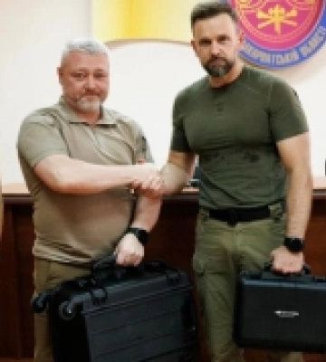 Закарпатські оперативники СБУ отримали сучасне обладнання для ведення аеророзвідки на передовій
