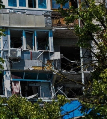 ДСНС показала наслідки російського обстрілу багатоповерхівки в Херсоні