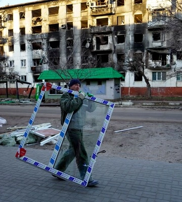 В Северодонецке людей, задержанных за попытку совершить телефонный звонок, оккупанты отправляют рыть окопы