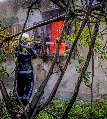 На Сумщині рятувальники ліквідували загоряння житлового будинку