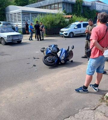 На Одещині автомобіль збив мопедиста