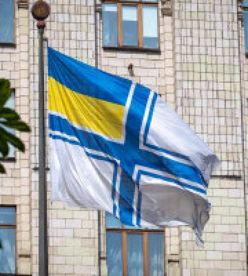 У центрі Києва підняли Військово-Морський Прапор ЗСУ 