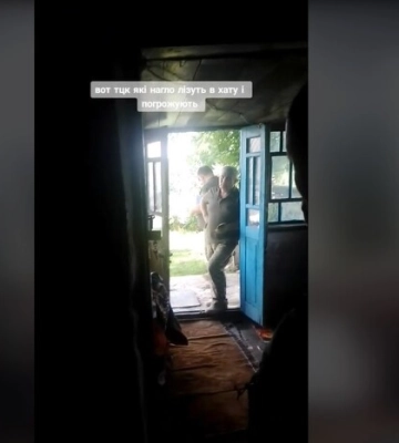 На Хмельниччині працівники ТЦК зайшли у будинок до чоловіка та спровокували скандал