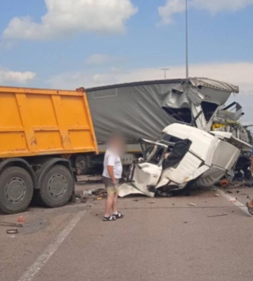 Уламки повсюди: на Рівненщині - жахлива ДТП з потерпілими