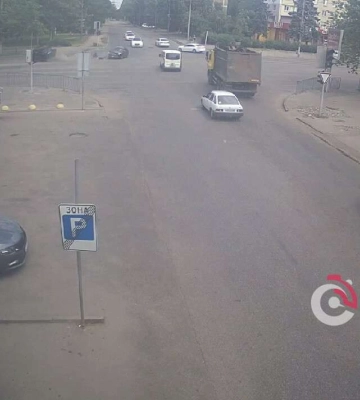 На Слобожанском проспекте в Днепре перевернулась машина: видео момента