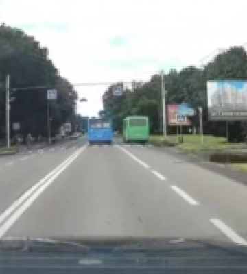 В Ужгороді водії двох автобусів влаштували на дорозі перегони