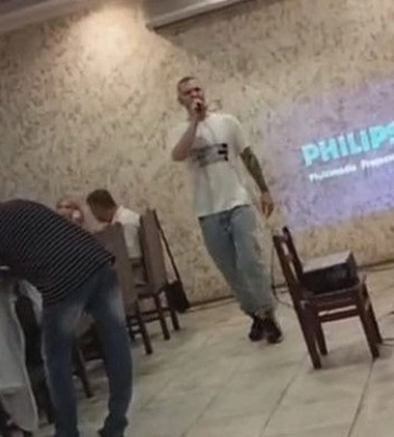 На Київщині дівчину виштовхали з кафе, в якому співали пісню Лепса, відео