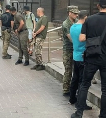&quot;Я тобі зараз ноги зламаю!&quot;: на Хмельниччині спалахнув скандал за участю ТЦК, відео