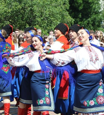 Понад 920 балакаврів отримали дипломи у ЧНУ ім. Б. Хмельницького (ФОТО)