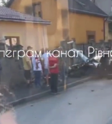 У Рівному авто влетіло у паркан. На місці - швидка (ВІДЕО)