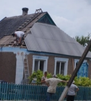 Волонтери з Рівненщини почали працювати в Кочубеївській громаді:  допомагають людям в ремонті дахів та вікон