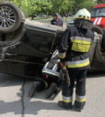 Автомобіль перекинувся: двоє дітей отримали поранення внаслідок ДТП в Дніпрі