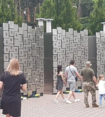 В Буче создали мемориал, посвященный жертвам российской оккупации – городской голова В Буче создали мемориал, посвященный жертвам российской оккупации – городской голова