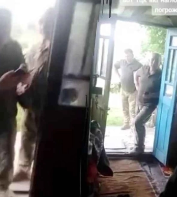 &quot;На телефон снимать нельзя&quot;: сотрудники ТЦК ворвались в частный дом и стали угрожать хозяину
