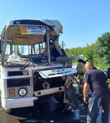 У Здолбунові зіткнулись автобус та вантажівка