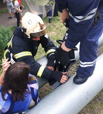 Застряла между трубами теплотрассы: на Днепропетровщине спасатели помогли девушке
