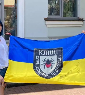 «Суспільне Чернігів» передало переможцю благодійного аукціону прапор з підписом Валерія Залужного