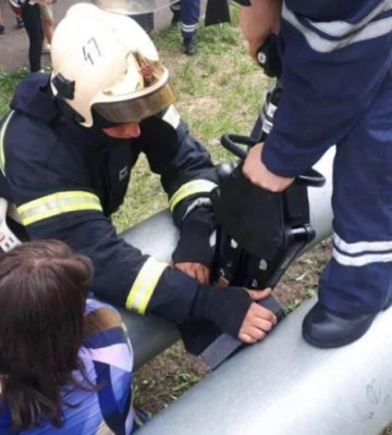 На Дніпропетровщині дівчина застрягла поміж труб теплотраси