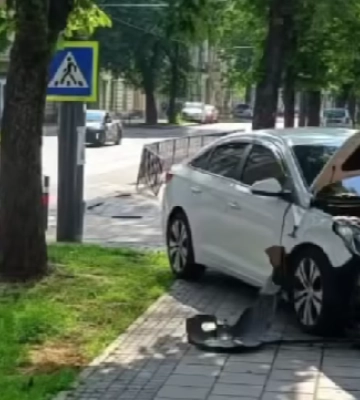 На вулиці Степана Бандери водій без прав зніс огорожу, - ВІДЕО