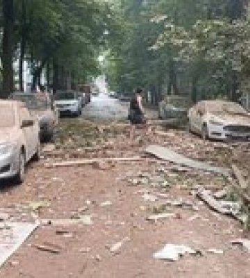 Момент пикирования Shahed-136 и удара по жилому дому в Сумах – видео с двух ракурсов Момент пикирования Shahed-136 и удара по жилому дому в Сумах – видео с двух ракурсов