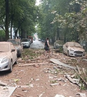 Оккупанты обстреляли Сумы: фото и видео последствий удара по жилому дому