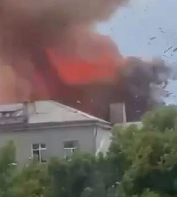 Атака на Суми: з’явилося відео, як дрон влучив у багатоповерхівку