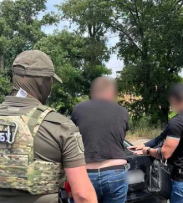 Двох черкаських митників затримали під час одержання хабаря