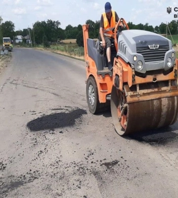 На Кіровоградщині ліквідовують вибоїни на дорогах
