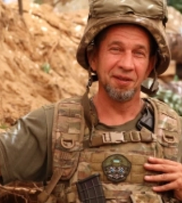 «Побратими невідомо де дістали на позиціях справжнісінький тортик»: як волинський боєць відзначив день народження в окопі