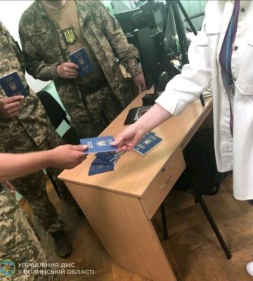 На Волині міграційники продовжують видавати паспорти для військових