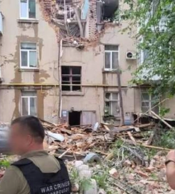 У Зеленского показали момент удара &quot;Шахедом&quot; по дому в Сумах