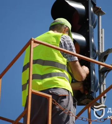 У Дніпрі на Запорізькому шосе монтують колесовідбійний брус та лагодять світлофори