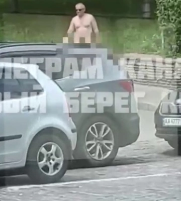 Голый мужчина расхаживал по улицам Киева. 18+